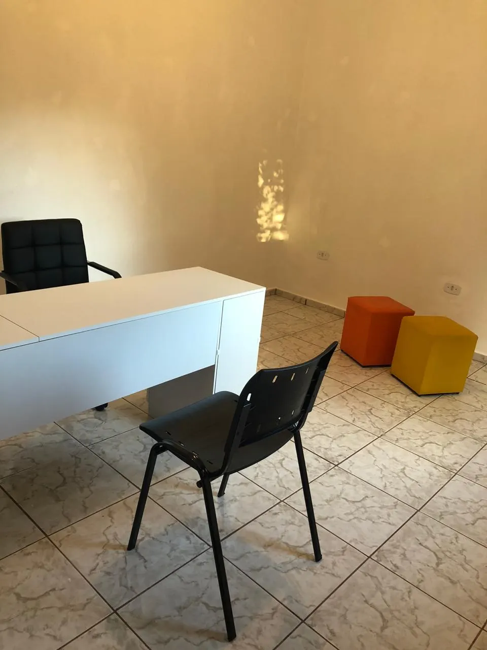 Sala de atendimento individual com mesa e cadeiras